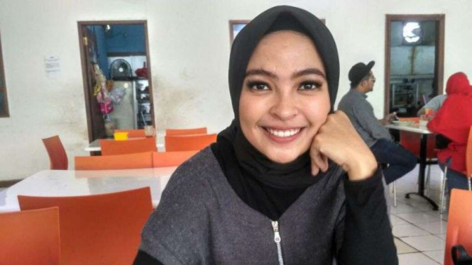 Tantri Kotak berhijab