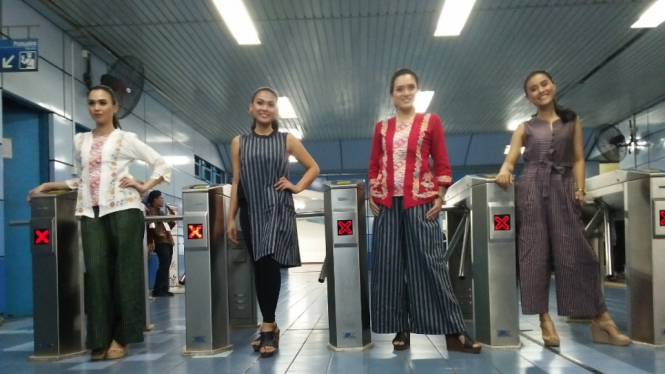 Fashion Show di Dalam Kereta dalam Rangka Hari Kartini