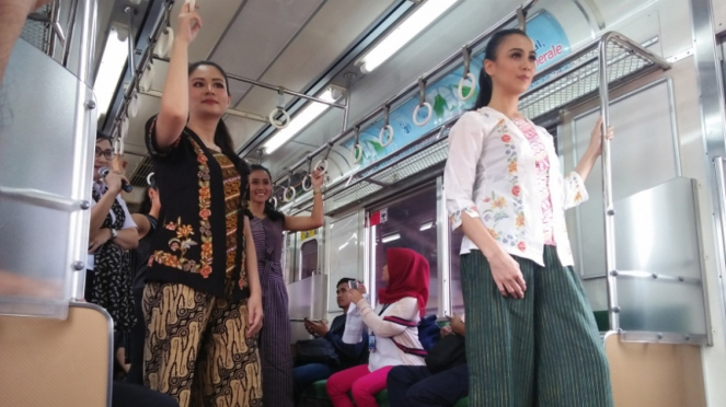 Fashion Show di Dalam Kereta dalam Rangka Hari Kartini