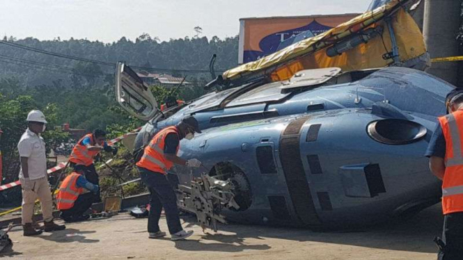 Tim investigasi KNKT mengolah tempat kejadian perkara helikopter jatuh di Bahodopi, Morowali Sulawesi Tengah, pada Sabtu, 21 April 2018.