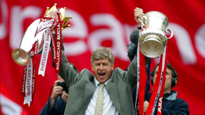 Arsene Wenger mengantar Arsenal juara Premier League dan Piala FA 2001/2002