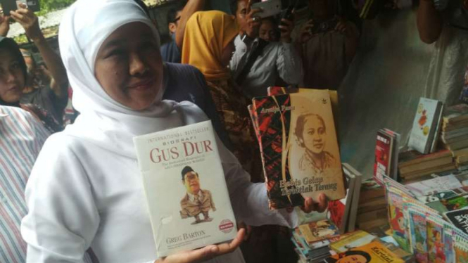 Calon gubernur Jawa Timur, Khofifah Indar Parawansa, membeli buku di Kampoeng Ilmu Surabaya, Jawa Timur, pada Sabtu, 21 April 2018.