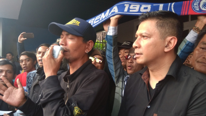 CEO Arema FC, Iwan Budianto bersama Yuli Sumpil