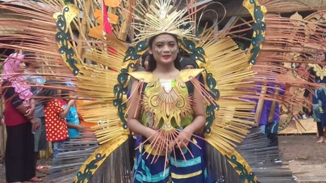  Cara Unik Rayakan Kartini Gelar Fashion Show Busana Bambu