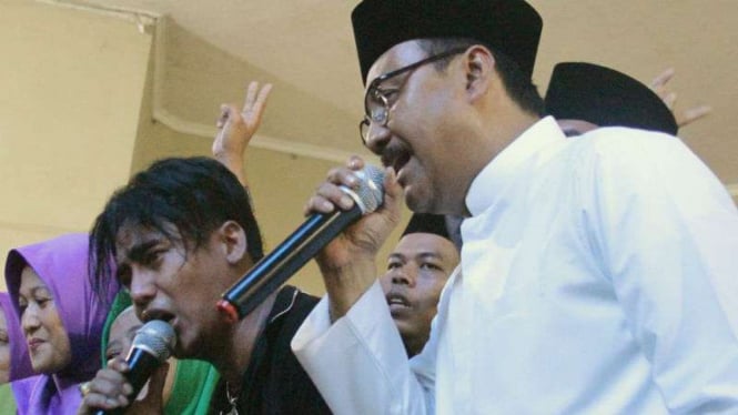 Calon gubernur Jawa Timur, Saifullah Yusuf alias Gus Ipul, bersama mantan vokalis ST12, Charly Van Houten, dalam forum Forum Komunikasi Diniyah Takmiliyah di Ponorogo pada Sabtu, 21 April 2018.