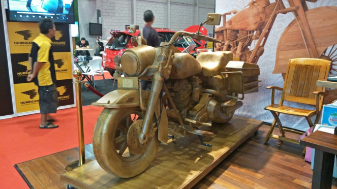 Replika sepeda motor Royal Enfield berbahan kayu.