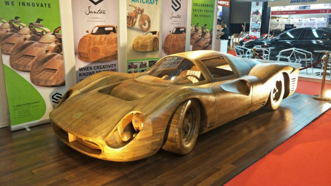 Replika Ferrari berbahan kayu.