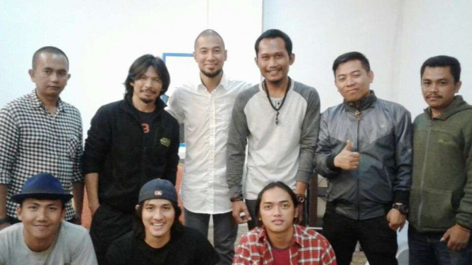Aktor Star Wars, Cecep Arief Rahman, bersama tim di Padepokan Kalimanjaya.