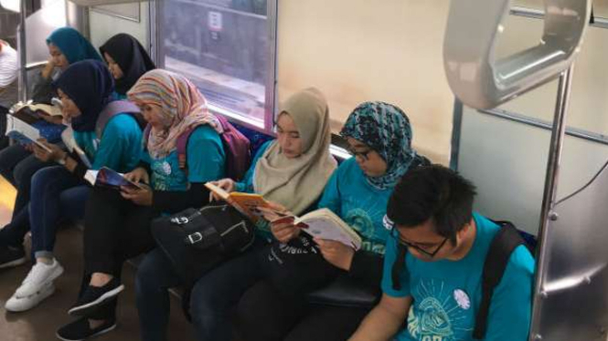 Kampanye membaca buku di kereta.