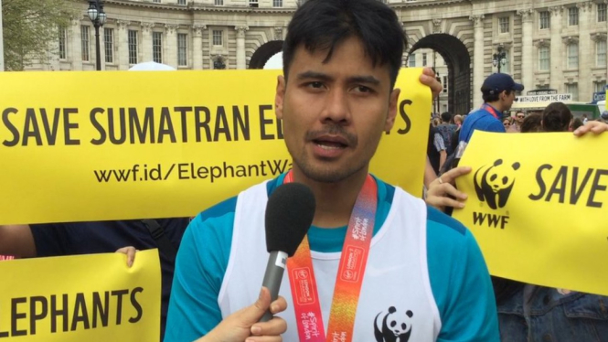Chicco Jerikho setelah menyelesaikan finis maraton London di depan istana Buckingham, London. - BBC