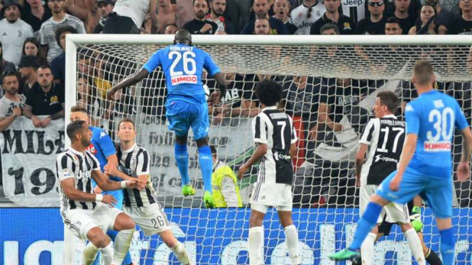 Pemain Napoli, Kalidou Kolibaly bobol gawang Juventus.