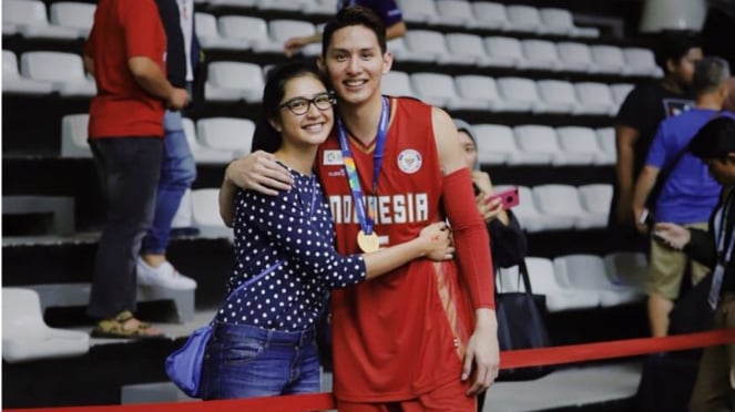 Pebasket Pelita Jaya, Daniel Wenas bersama selebritis Mikha Tambayong