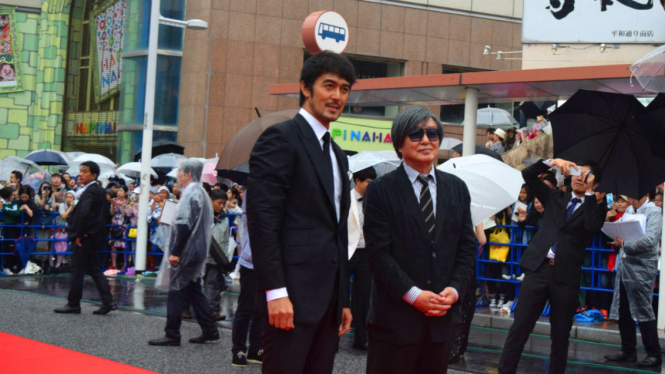 Aktor Hiroshi Abe (kiri) saat berjalan di karpet merah Festival Film Internasional Okinawa, Minggu, 22 April 2018.