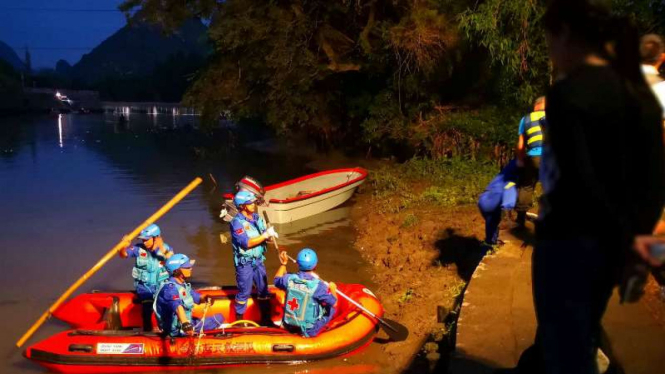 Pencarian korban perahu naga yang terbalik di Guilin, China