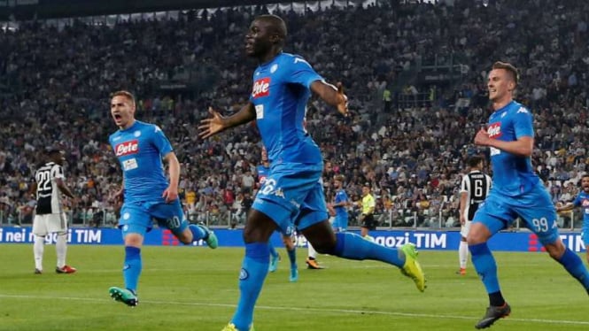 Bek Napoli, Kalidou Koulibaly rayakan gol ke gawang Juventus.