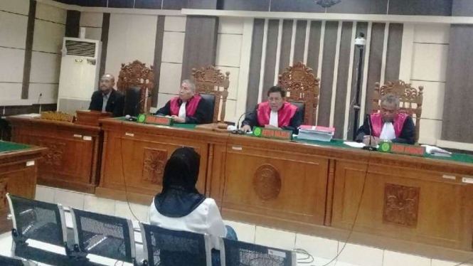 Wali Kota Tegal nonaktif Siti Masitha menjalani sidang putusan 
