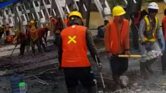 Perbaikan Jembatan Cincin Lama di Tuban yang ambruk.