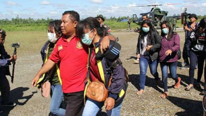 TNI evakuasi guru SD yang disandera OPM