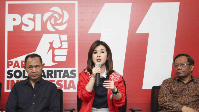 Ketua Umum Partai Solidaritas Indonesia (PSI), Grace Natalie (tengah) 
