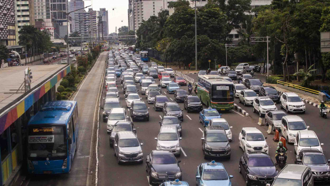 Sejumlah kendaraan terjebak macet di Jalan MH Thamrin, Jakarta