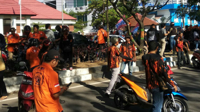 Pendukung petahana Wali Kota Makassar datangi PTTUN