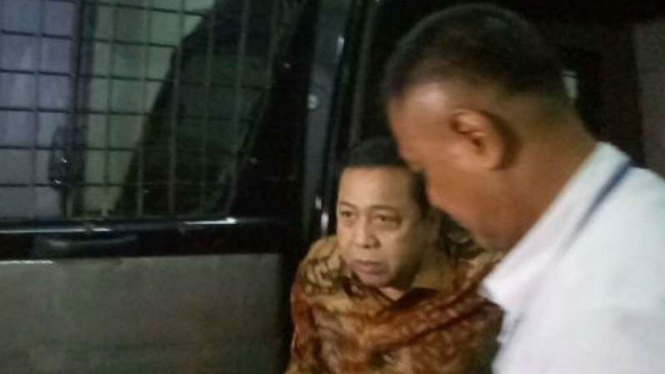 Terdakwa kasus E-KTP, Setya Novanto keluar dari mobil tahanan.