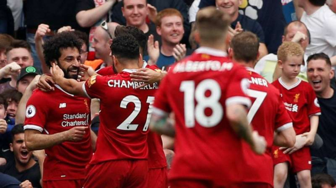 Para pemain Liverpool merayakan gol Mohamed Salah (kiri)