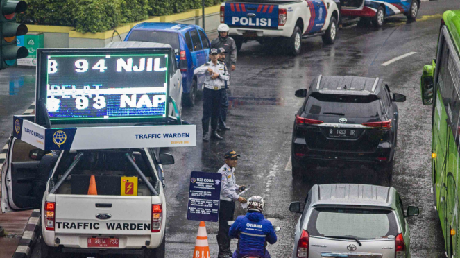 Sosialisasi perubahan waktu kebijakan pembatasan kendaraan bermotor ganjil genap