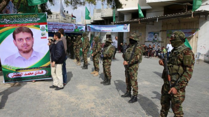 Pasukan Hamas berjaga-jaga di rumah duka Fadi al-Batsh