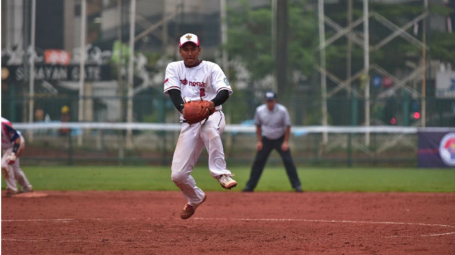 Aksi pemain softball Indonesia di Kejuaraan Asia