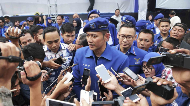 Komandan Satuan Tugas Bersama (Kogasma), Agus Harimurti Yudhoyono (AHY) (tengah)