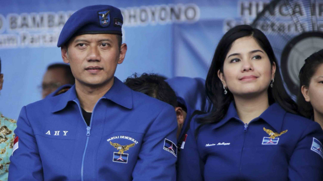 Komandan Satuan Tugas Bersama (Kogasma), Agus Harimurti Yudhoyono (AHY) (kiri)