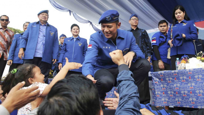 Komandan Satuan Tugas Bersama (Kogasma), Agus Harimurti Yudhoyono (AHY) (kanan)