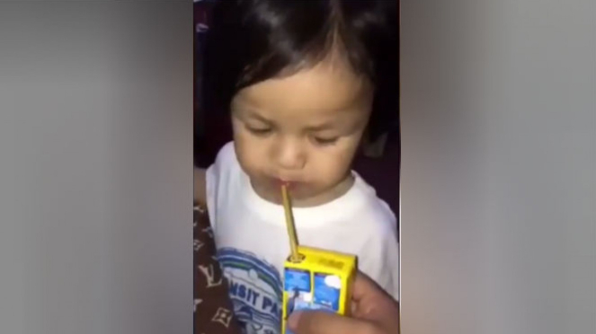 Bujuk anak minum obat.