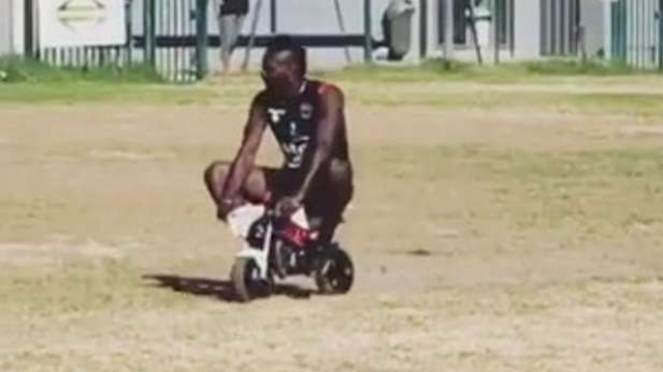 Mario Balotelli tunggangi motor kecil