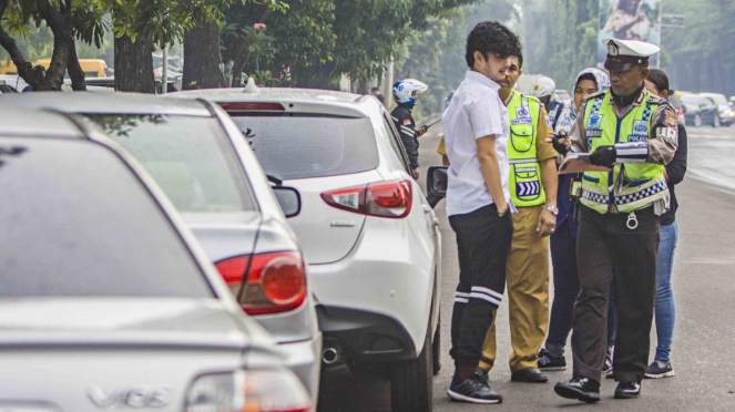 Razia pengesahan Surat Tanda Nomor Kendaraan (STNK) di Jakarta