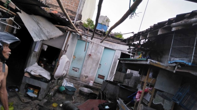 Bangunan rumah rusak akibat puting beliung di Yogyakarta.