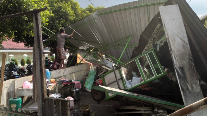 Bangunan rumah rusak akibat puting beliung di Yogyakarta.