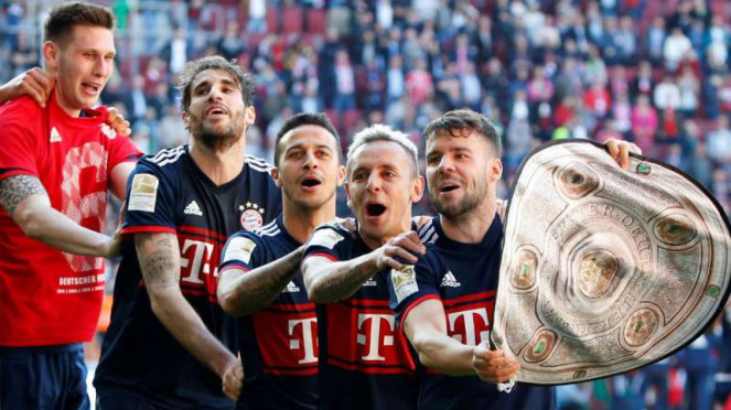 Para pemain Bayern Munich rayakan gelar Bundesliga.