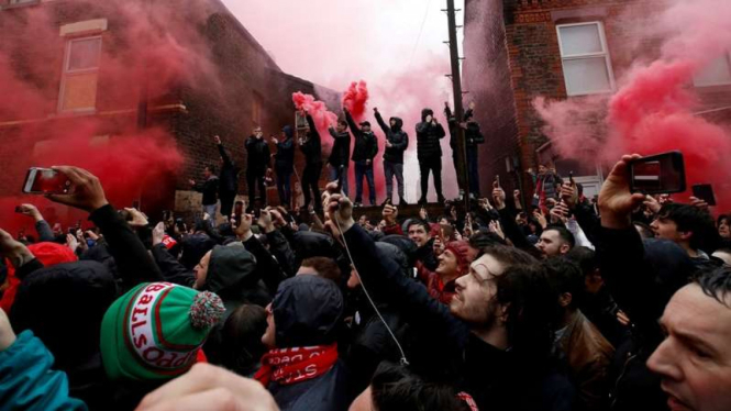 Suporter Liverpool merayakan kemenangan atas AS Roma