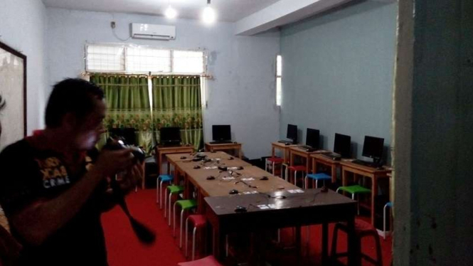 Polisi sedang olah TKP pencurian laptop sekolah saat UNBK di Tangerang