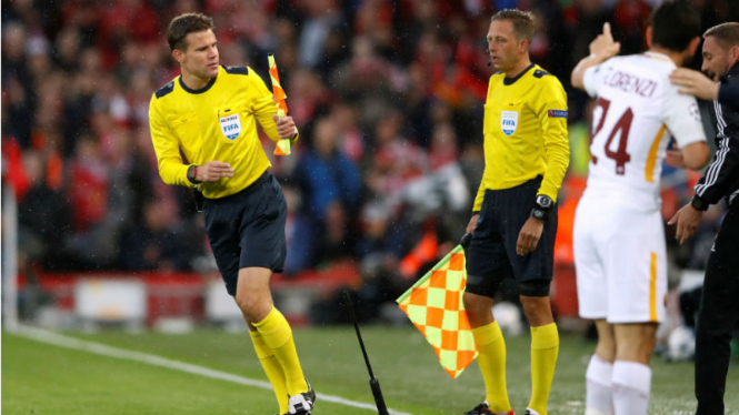 Wasit Felix Brych mengambil bendera pengganti di laga Liverpool versus Roma
