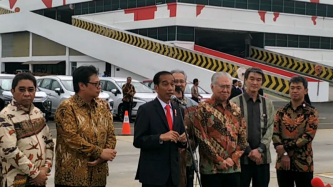 Presiden Joko Widodo bersama melepas impor Mitsubishi XPander