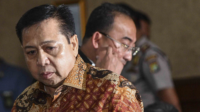 Terpidana kasus korupsi KTP Elektronik, Setya Novanto (kiri).