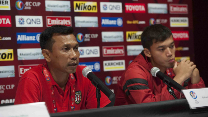 Pelatih klub Bali United, Widodo Cahyono Putro (kiri)