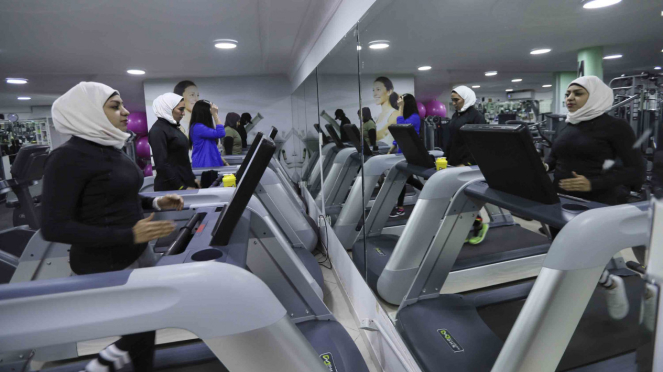Perempuan Arab berolahraga di tempat fitnes gym