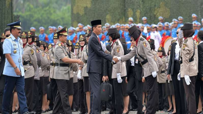 Presiden Joko Widodo didampingi Kapolri Jenderal Tito Karnavian dan Panglima TNI