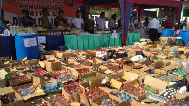 Hasil razia puluhan ribu botol miras di Markas Polda Jatim, Surabaya, Jawa Timur