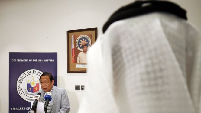 Menlu Filipina Alan Peter Cayetano menyatakan permintaan maaf. - AFP