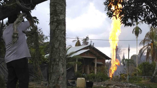 Kebakaran sumur minyak illegal di Desa Pasi Puteh, Rantoe Peureulak, Aceh Timur